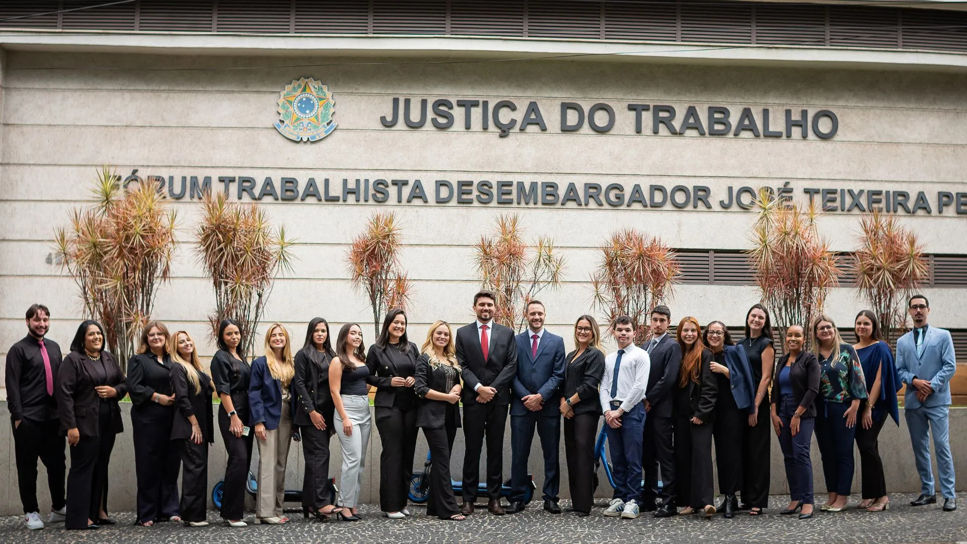 Equipe Wolf Advogados reunida em frente à Justiça do Trabalho